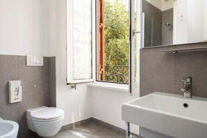 Standard Triple Room, City View | Bathroom - Sky Blue Place Rome (Rome)