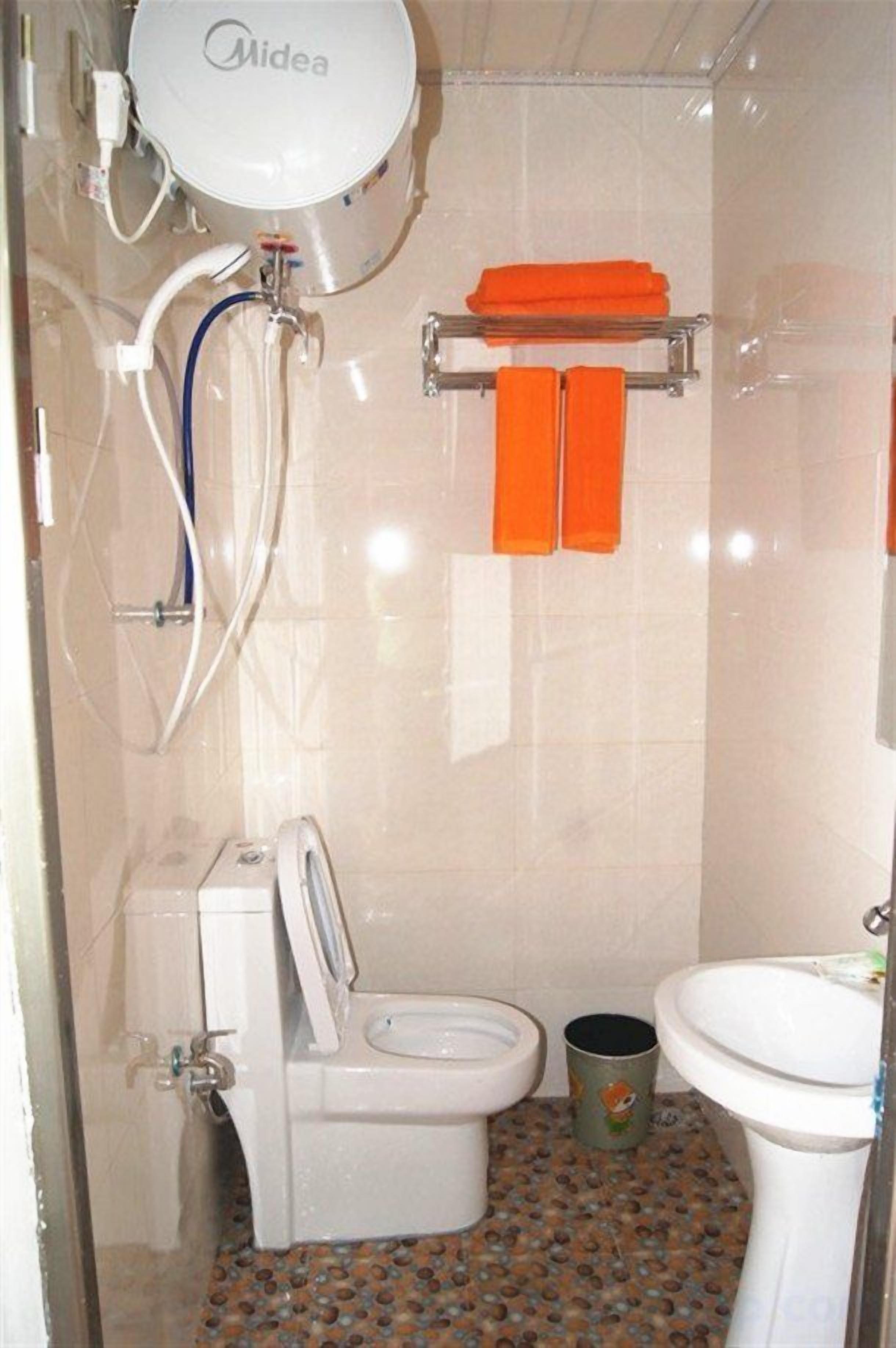 Un baño con inodoro, lavabo y bidé.