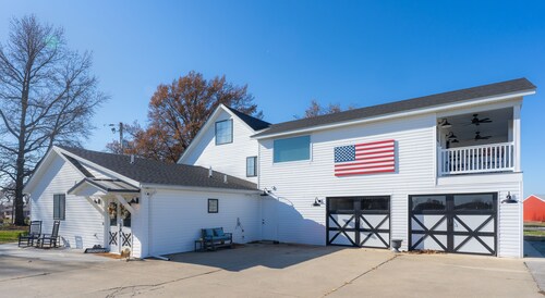 Quiet new farmhouse, sleeps 8-10 with huge kitchen and side yard, & gas grill!
