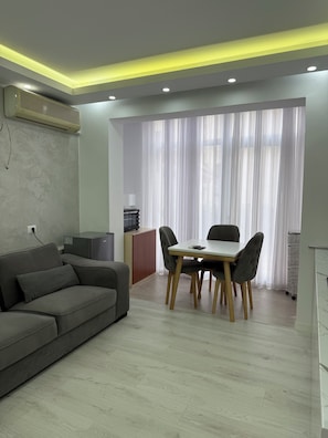 Habitación cuádruple Confort | Zona de estar