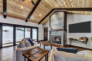 Televisión, chimenea, mesa de ping pong