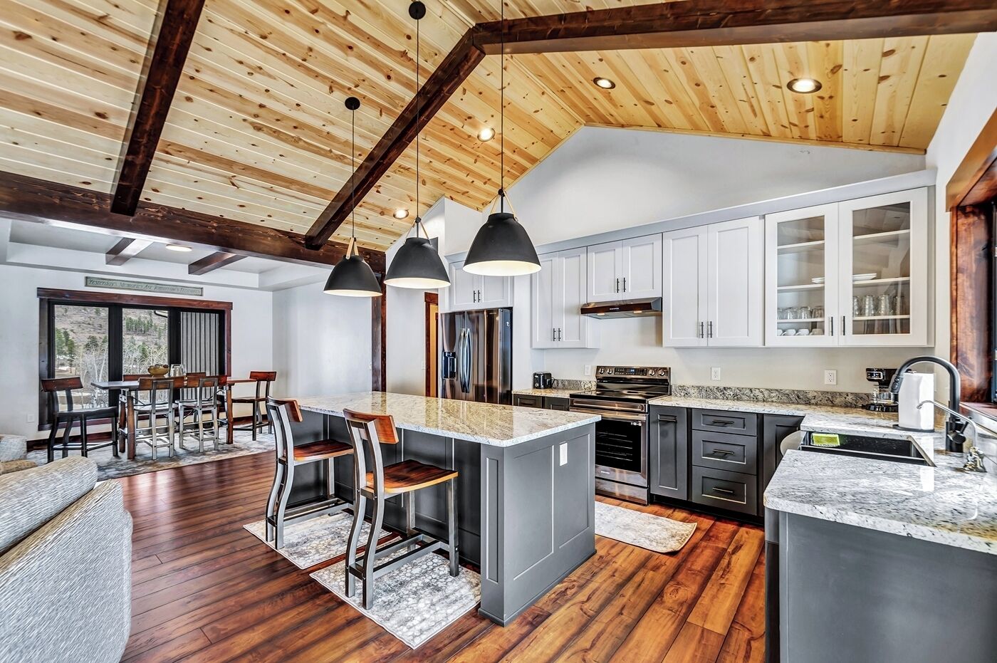 ثلاجة، ميكروويف، غسالة أطباق، ماكينة لصنع القهوة/الشاي