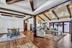 TV, fireplace, ping pong - Midnight Lodge- Quiet, Hills View (Sturgis)