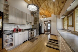 Kjøleskap, mikrobølgeovn, ovn og oppvaskmaskin