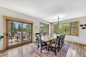 Dining - Dakota Pines- Firepit, Hot tub (Sturgis)
