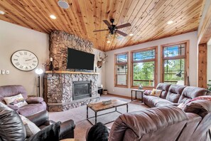 Televisión, chimenea, futbolito