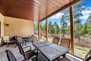 Outdoor dining - Dakota Pines- Firepit, Hot tub (Sturgis)