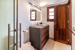 Suihku, hiustenkuivaaja, pyyhkeet, saippua