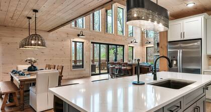NEW Luxury 5BD Cabin w/ POOL! VIEWS! Walk to TOWN
