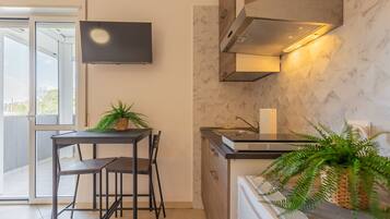 Frigorifero, pentole/stoviglie/utensili, tavolo da pranzo