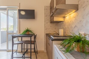 冷蔵庫、調理器具と食器、ダイニングテーブル