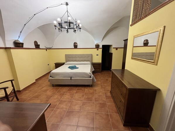 1 bedroom, desk, iron/ironing board, WiFi