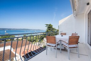 Outdoor dining - Apartment with a beautiful sea view (Biograd na Moru)