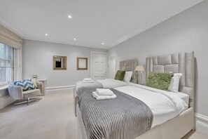 2 عدّة غرف نوم ومكواة/لوح كي وسرير سفر وواي فاي