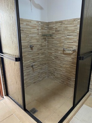 Dusche, Haartrockner, Handtücher, Seife