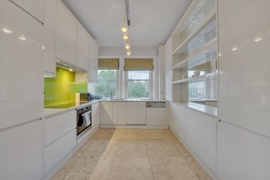 Fridge, microwave, oven, stovetop - Victorian Apartment near Harrods (London)