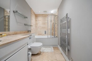 Een douche, een haardroger, handdoeken, shampoo
