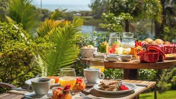 Desayuno con opciones de la cocina local incluido todos los días