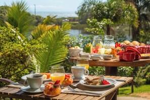 Petit déjeuner composé de spécialités régionales compris tous les jours