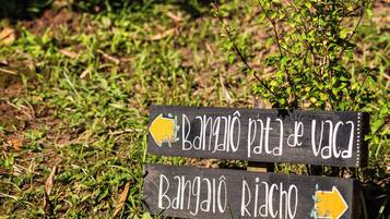 A directional sign with arrows pointing to 'Bañado Patia de Vaca' and 'Bañado Riacho'.
