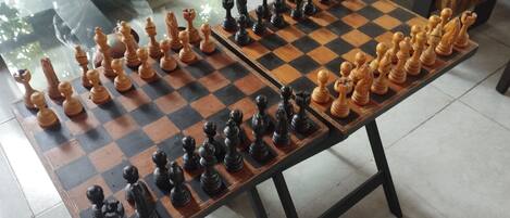 Dos tableros de ajedrez dispuestos para jugar.
