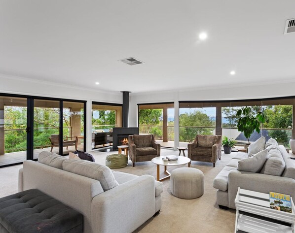 TV, fireplace, DVD player, books - Spacious Retreat with Coastal Views (Cowes)