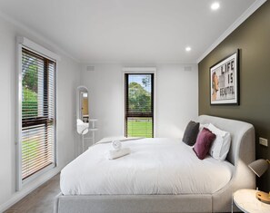 4 soverom, skrivebord, strykejern/-brett og reiseseng for barn