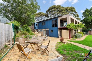 Outdoor dining - Spacious Retreat with Coastal Views (Cowes)