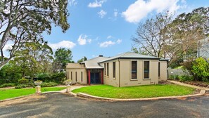 Exterior - Spacious Retreat with Coastal Views (Cowes)