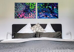 Minibar, laptop workspace, blackout drapes, free WiFi