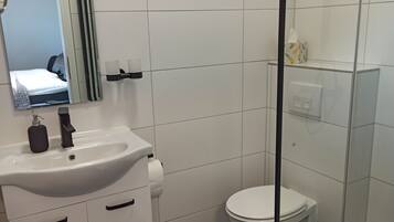 Comfort-Doppelzimmer, Nichtraucher, Gartenblick | Badezimmer | Dusche, Haartrockner, Handtücher, Seife