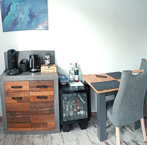 Habitación doble Confort, para no fumadores, vista al jardín | Minibar, espacio para trabajar con laptop y cortinas blackout