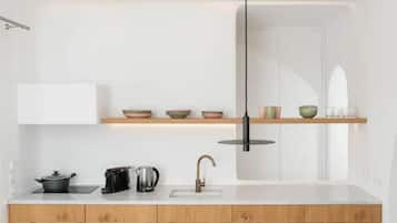 Fridge, stovetop, coffee/tea maker, electric kettle