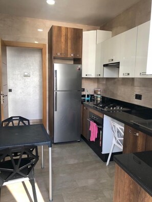Mini-Kühlschrank, Mikrowelle, Ofen, Herdplatte