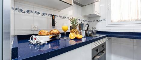 Een koelkast, een microgolfoven, een oven, een kookplaat