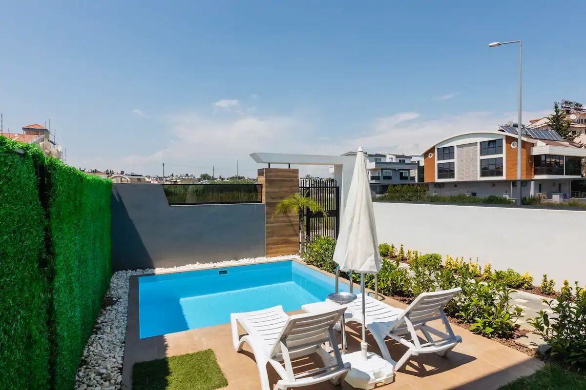 Luxury Triblex Villa with Heated Pool