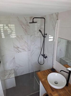 Shower, towels, toilet paper - Amicalement Sxm (Cul-de-Sac)