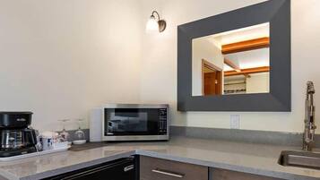 Microwave, cookware/dishes/utensils