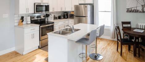 Refrigerador, microondas, horno y parrilla de estufa