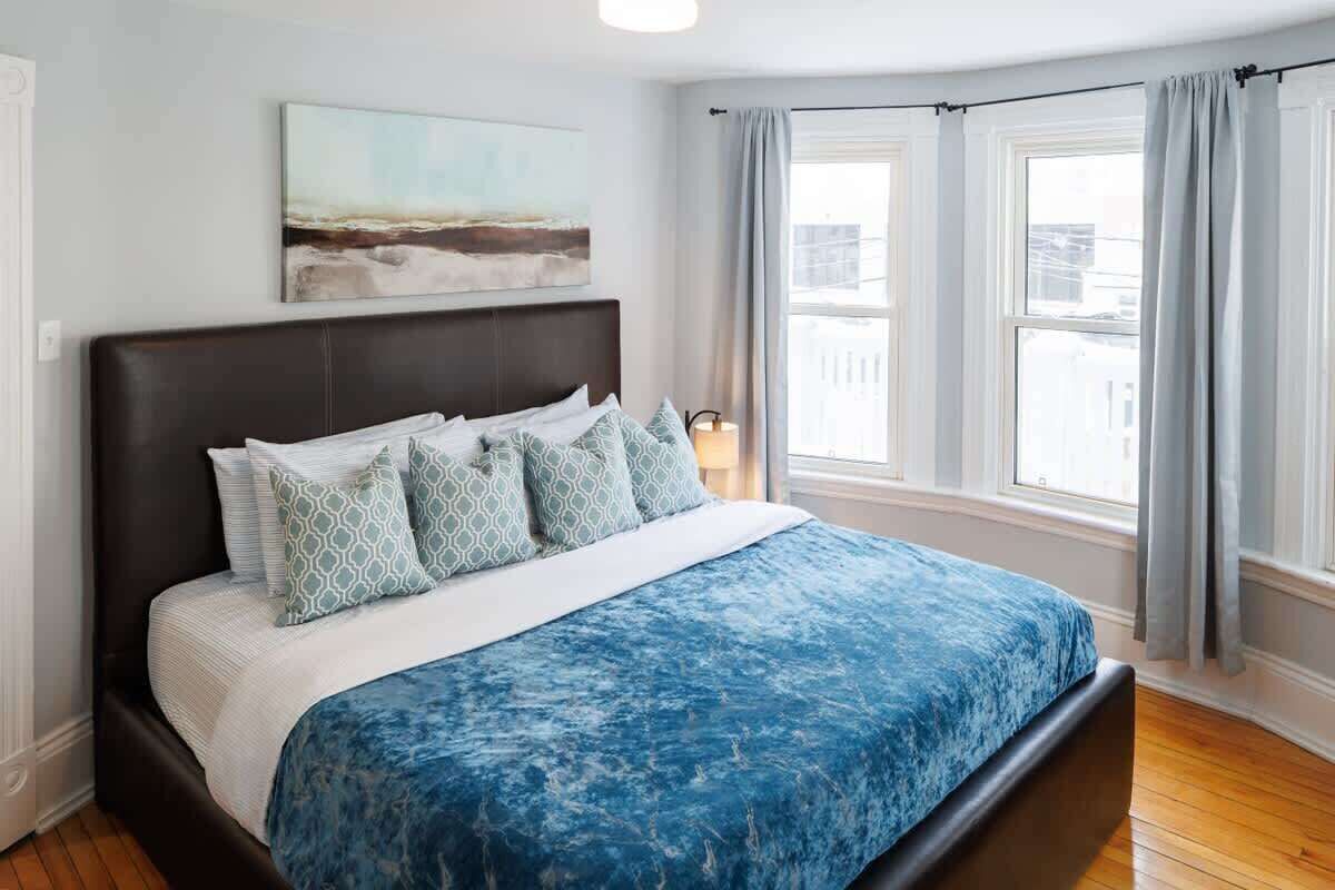 3 bedrooms, desk, iron/ironing board, travel cot