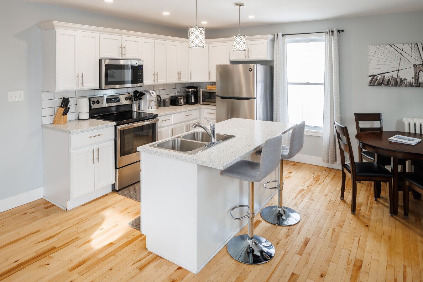 Een koelkast, een magnetron, een oven, een kookplaat