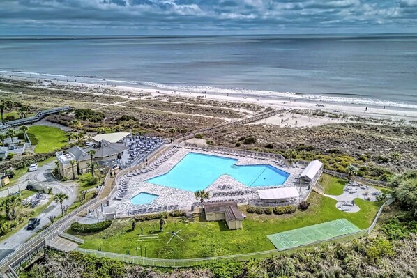 Pool - LUXURY VILLA WITH BEACH ACCESS, POOL & TENNIS IN HILTON HEAD (Hilton Head Island)