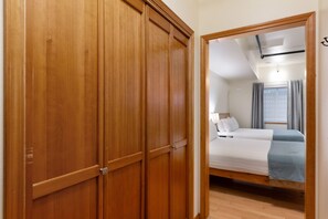 1 dormitorio, tabla de planchar con plancha, cuna de viaje y wifi
