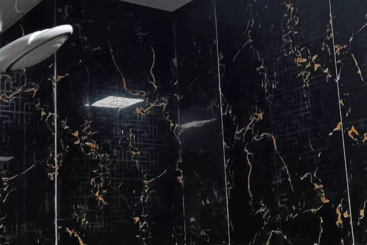 Una habitació amb parets de marbre negre i un disseny geomètric.
