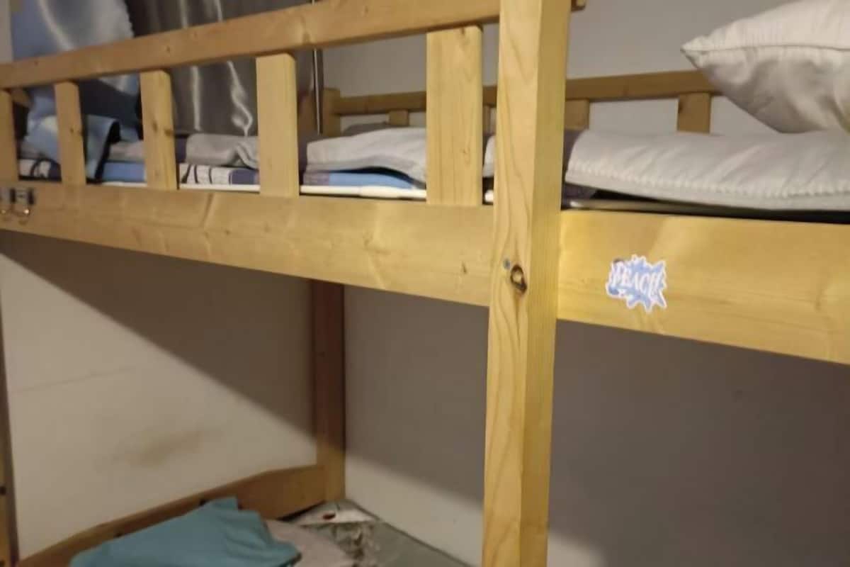 Un llit superposat amb un coixí i una manta.