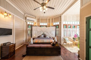 Rom – deluxe, 1 kingsize-seng, ikke-røyk, privat bad | Sengetøy av topp kvalitet, minibar (inkludert) og safe på rommet