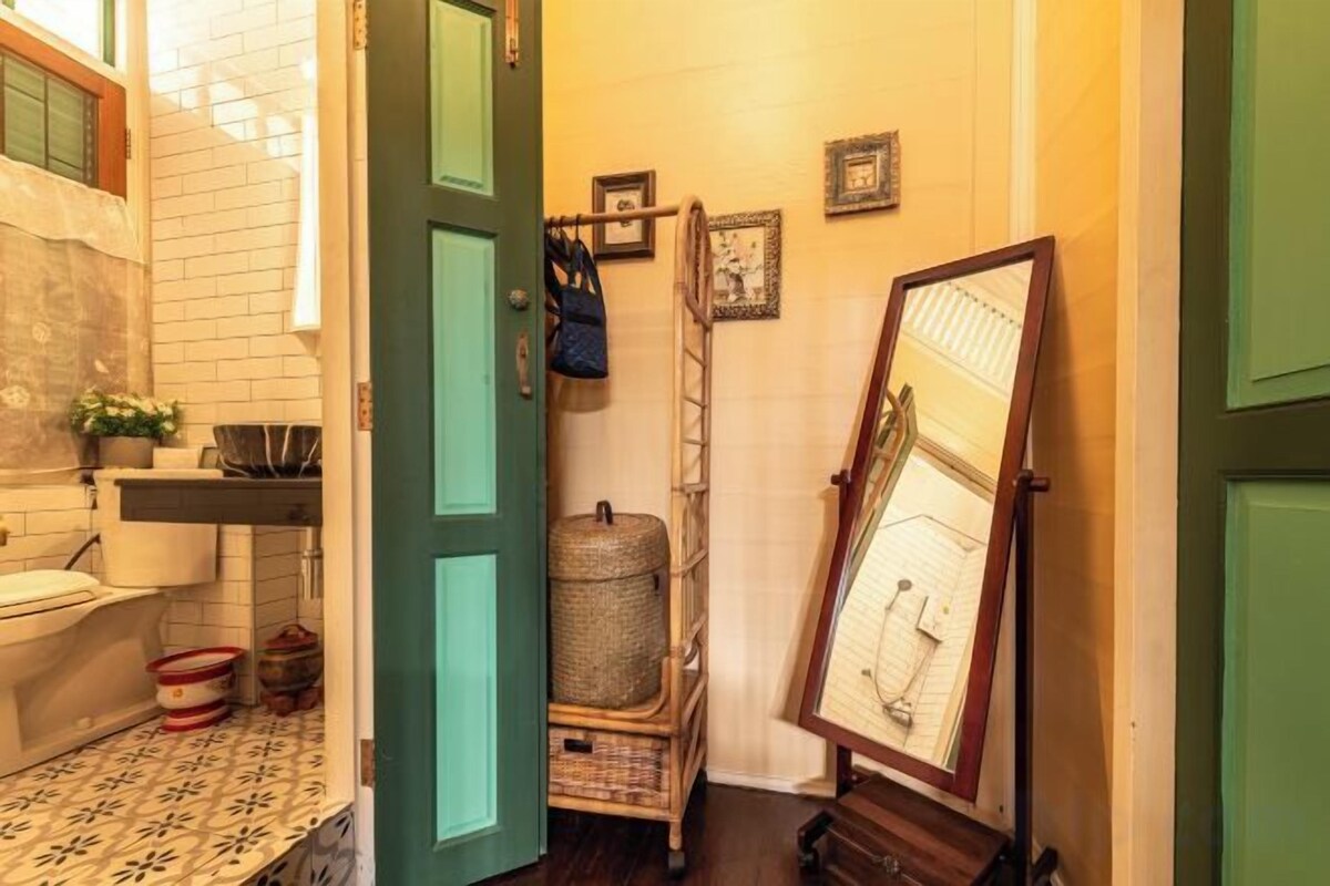 Une salle de bain avec un lavabo, un miroir, un porte-serviettes et un tableau encadré au mur.