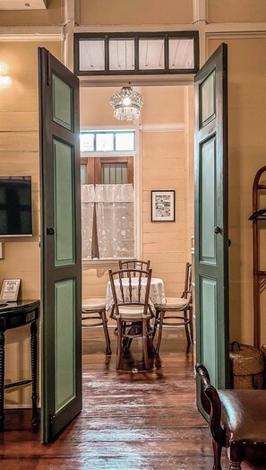 Family Suite, Multiple Beds, Non Smoking, Kitchenette | Dining room