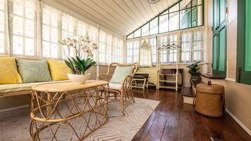 Habitación ejecutiva, 1 cama de matrimonio grande, no fumadores, baño privado | Zona de estar | Smart TV de 32 pulgadas con canales digitales