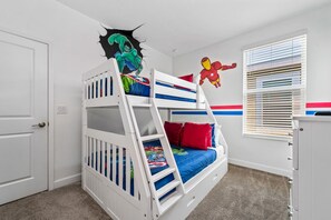 6 slaapkamers, een bureau, een strijkplank/strijkijzer, wifi